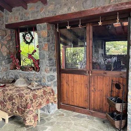 Blessings Chalet: Cozy Fireplace Retreat With Mountain Views Chalet