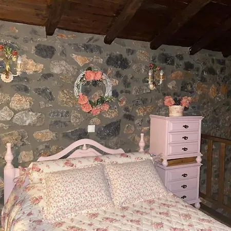 Blessings Chalet: Cozy Fireplace Retreat With Mountain Views *