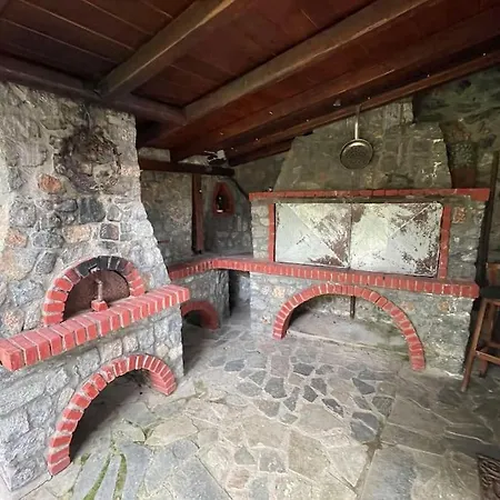 Blessings Chalet: Cozy Fireplace Retreat With Mountain Views Chalet *