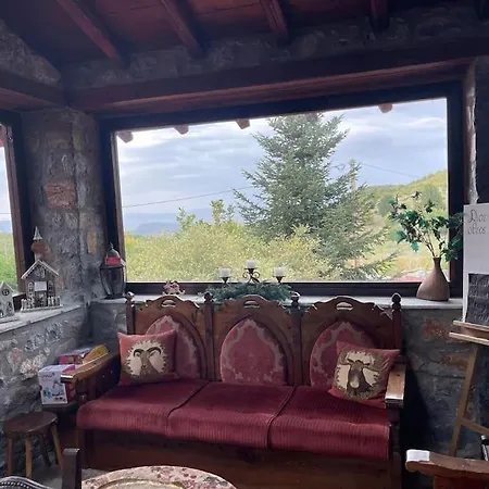 Blessings Chalet: Cozy Fireplace Retreat With Mountain Views * Agios Athanasios (Pella)