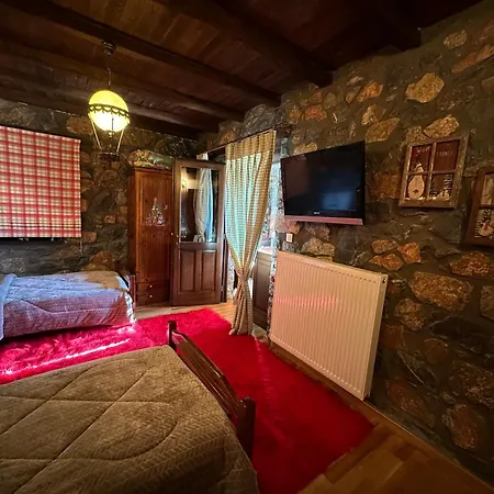 Blessings Chalet: Cozy Fireplace Retreat With Mountain Views *