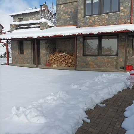 Blessings Chalet: Cozy Fireplace Retreat With Mountain Views Agios Athanasios (Pella)