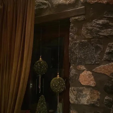 Blessings Chalet: Cozy Fireplace Retreat With Mountain Views Chalet
