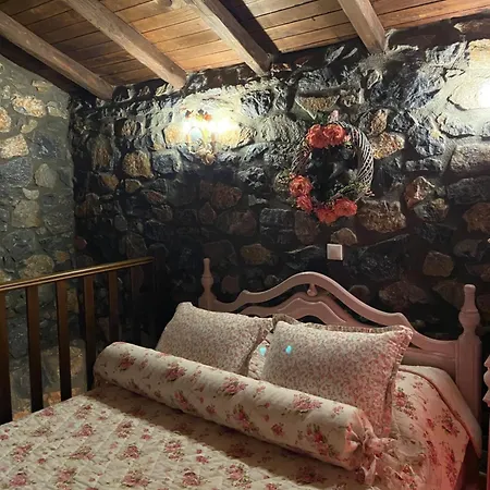 Blessings Chalet: Cozy Fireplace Retreat With Mountain Views Agios Athanasios (Pella)