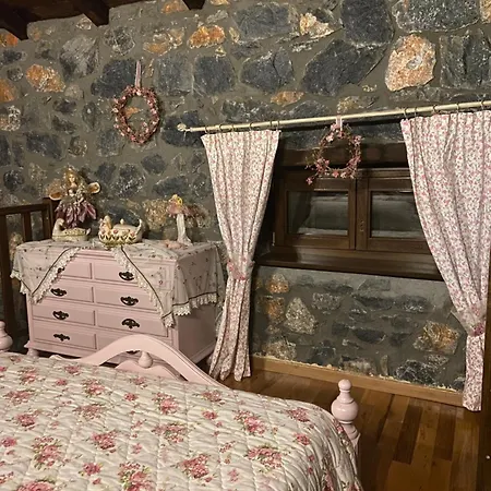 Blessings Chalet: Cozy Fireplace Retreat With Mountain Views Chalet *