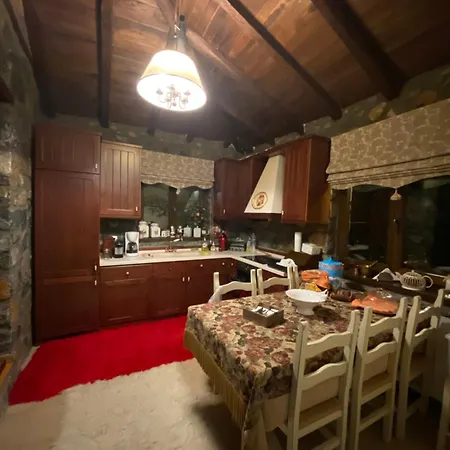 Blessings Chalet: Cozy Fireplace Retreat With Mountain Views Agios Athanasios (Pella)