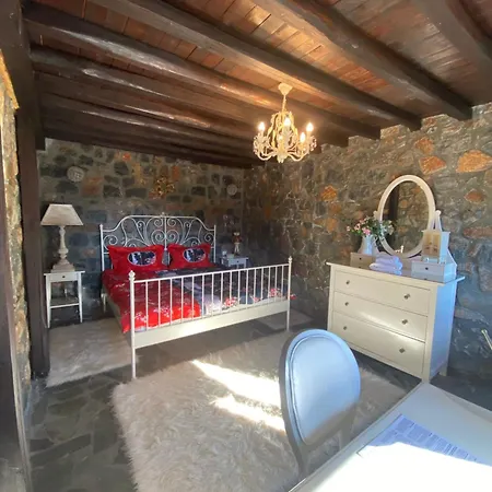 Chalet Blessings Chalet: Cozy Fireplace Retreat With Mountain Views *