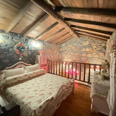 Blessings Chalet: Cozy Fireplace Retreat With Mountain Views *