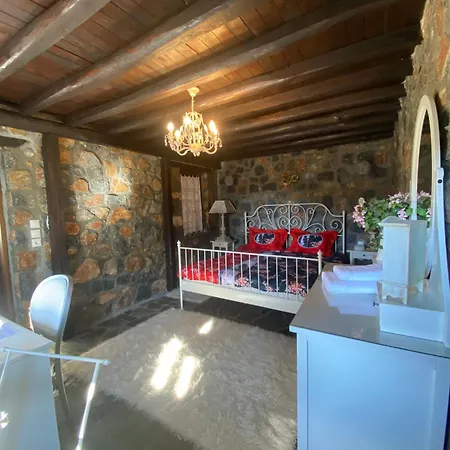 Blessings Chalet: Cozy Fireplace Retreat With Mountain Views *