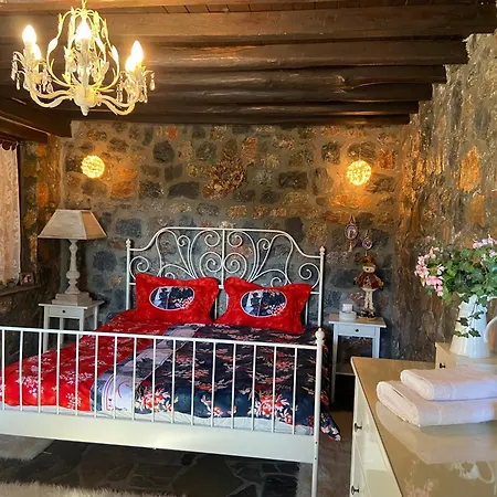 Chalet Blessings Chalet: Cozy Fireplace Retreat With Mountain Views *