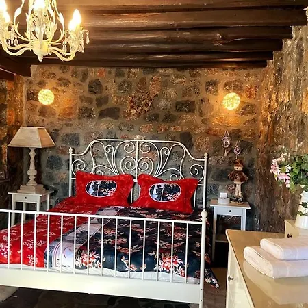 Blessings Chalet: Cozy Fireplace Retreat With Mountain Views * Agios Athanasios (Pella)